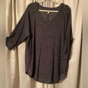 Comfy and soft 3/4 sleeve, grey.
